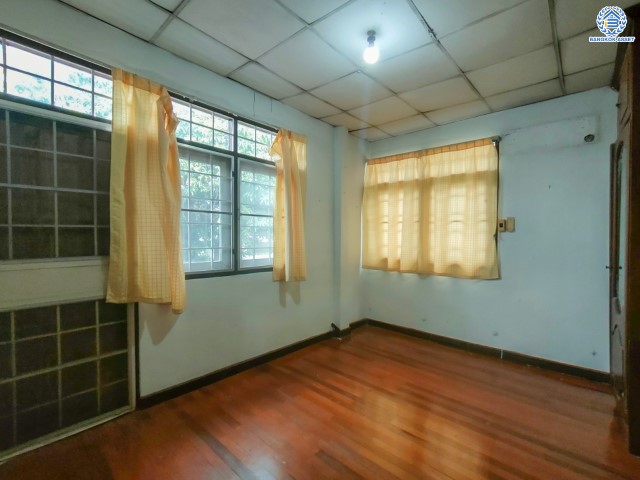 *****บ้านเดี่ยวมือสองย่านกรุงเทพฯ ม.โชคชัย4 ซอย41 เนื้อที่กว้างขวางมากถึง 62 ตร.ว. พร้อมฟังก์ชัน 5 ห้องนอน 3 ห้องน้ำ ที่จอดรถ 3 คัน บ้านสวย มีพื้นที่รอบบ้านกว้างขวาง สภาพใหม่ บนทำเลใจกลางเมือง เดินทางสะดวก  เชื่อมต่อถนนลาดพร้าว ประดิษฐ์มนูธรรม